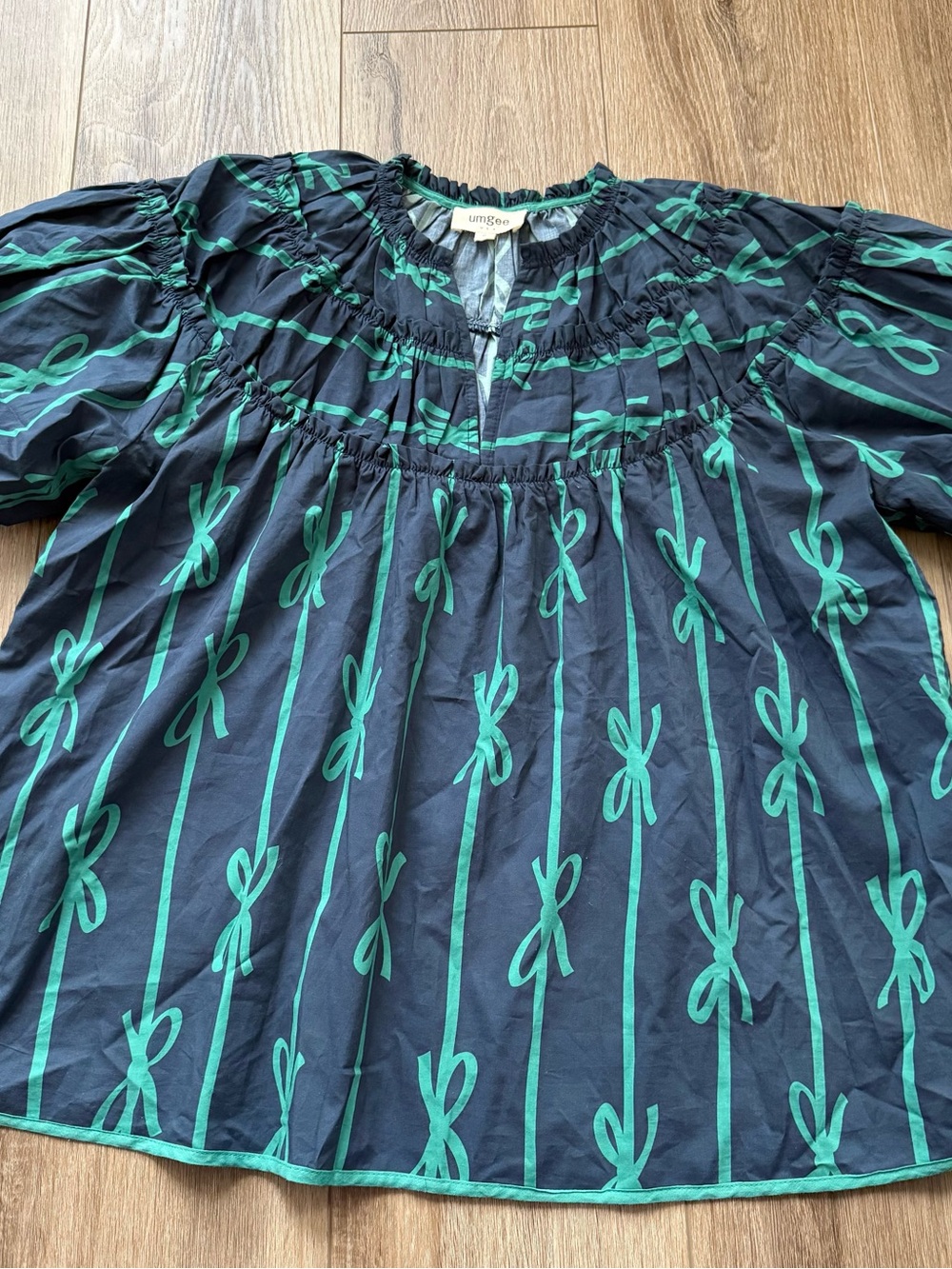 umgee Navy Top with Teal Bow Stripe Print size small